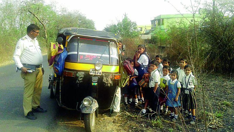 Students Traffic from illegal vehicles in Nagpur | नागपुरात अवैध वाहनांमधून विद्यार्थ्यांची वाहतूक