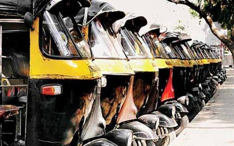 50 rickshaw seized from RTO in Panvel, 75 cases of penal action | पनवेलमध्ये आरटीओकडून पन्नास रिक्षा जप्त, ७५ जणांवर दंडात्मक कारवाई'