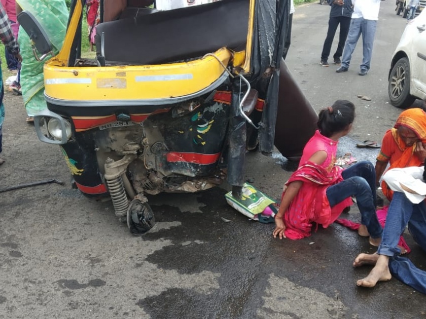 Car and auto rickshaw accident 17 passenger injured | खड्डा चुकविण्याच्या नादात कार व आॅटोरिक्षाचा अपघात; १७ प्रवाशी जखमी