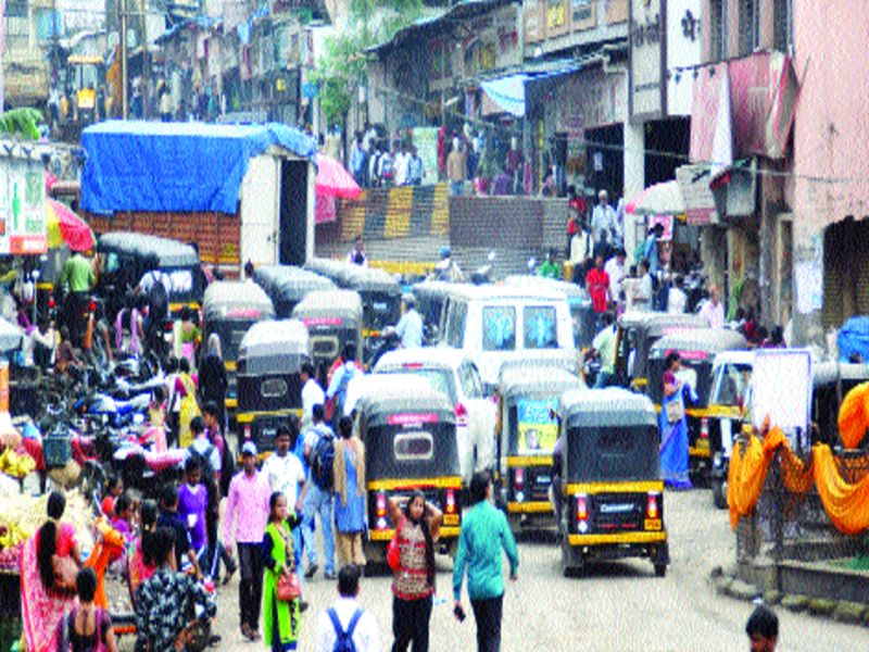 Ambernath autosickshaw stand, citizens walk from the area too difficult | रिक्षातळांमुळे अंबरनाथ गुदमरले , परिसरातून नागरिकांना चालणेही झाले अवघड