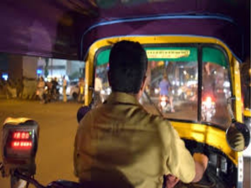 The rickshaw puller forcibly snatched the bag of the traveling women | प्रवासी महिलेची बॅग जबरदस्तीने हिसकाविणारा रिक्षाचालक गजाआड