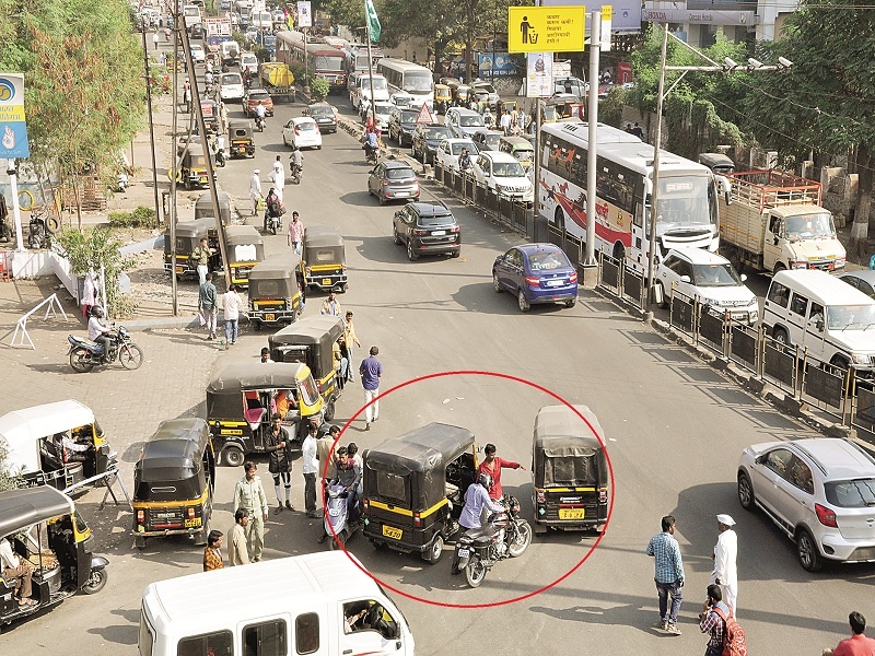 Action against 213 undisciplined auto drivers from the traffic branch and RTO in Aurangabad | औरंगाबादेत वाहतूक शाखा आणि आरटीओकडून २१३ बेशिस्त रिक्षाचालकांविरोधात कारवाई