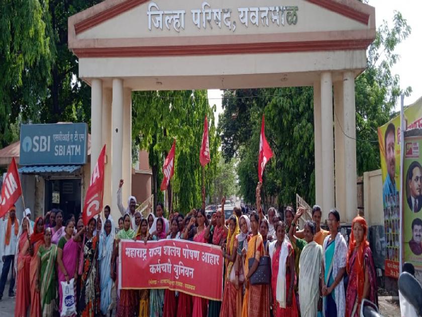School cook women strike at Zilla Parishad Demand for payment of 26 thousand remuneration |  शाळेच्या स्वयंपाकी महिल्या धडकल्या जिल्हा परिषदेवर; २६ हजार मानधन देण्याची मागणी