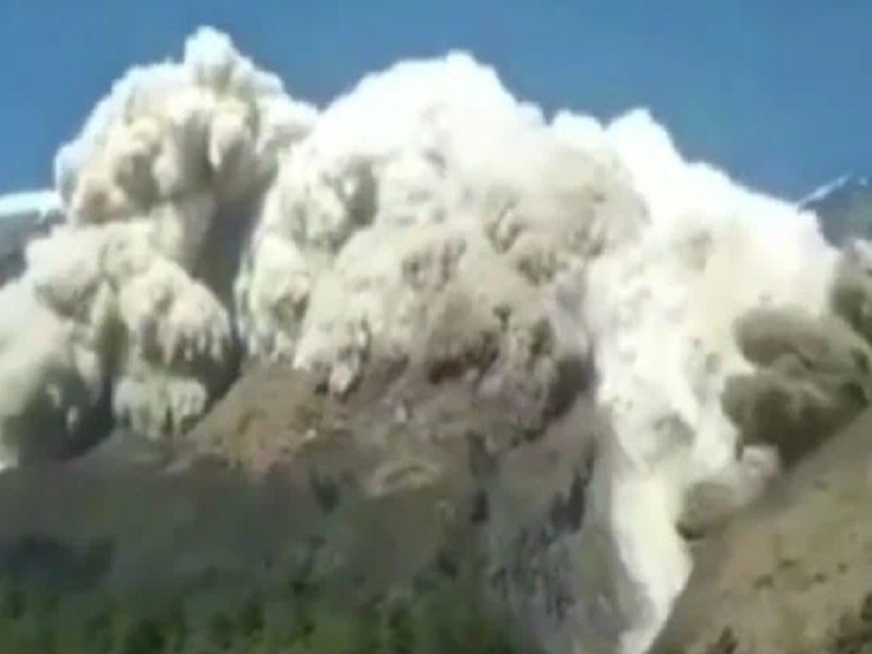 Avalanche in nepal, mountain of ice suddenly collapsed, Watch shocking VIDEO | अचानक कोसळला बर्फाचा डोंगर, जीव मुठीत घेऊन सैरावैरा पळाले लोक; पाहा धक्कादायक VIDEO