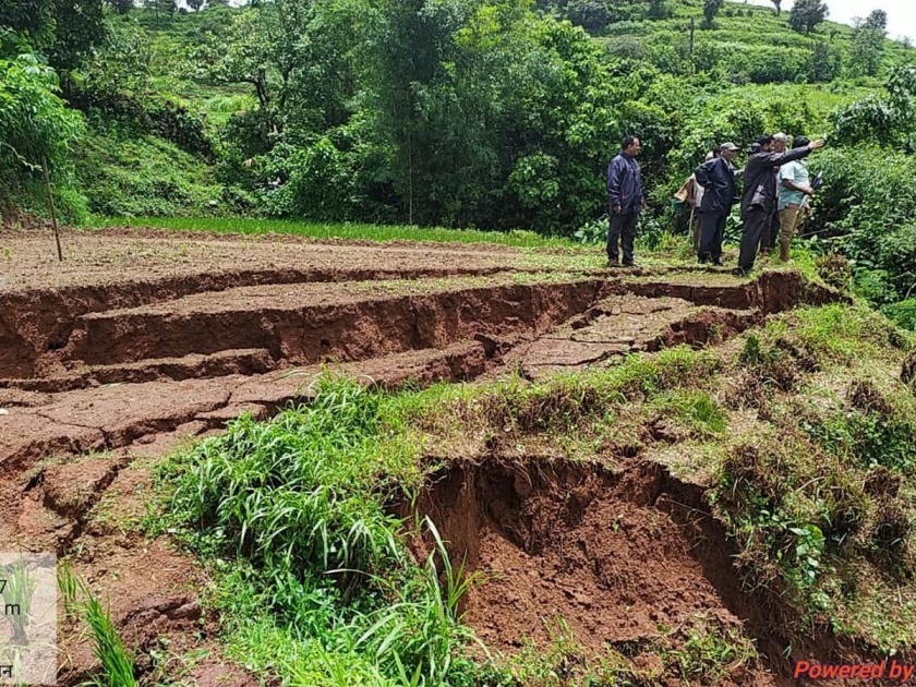 Massive damage to agricultural crops due to landslides in Pilawrewadi | पिलावरेवाडी येथे भूस्खलन होऊन शेती पिकाचे प्रचंड नुकसान