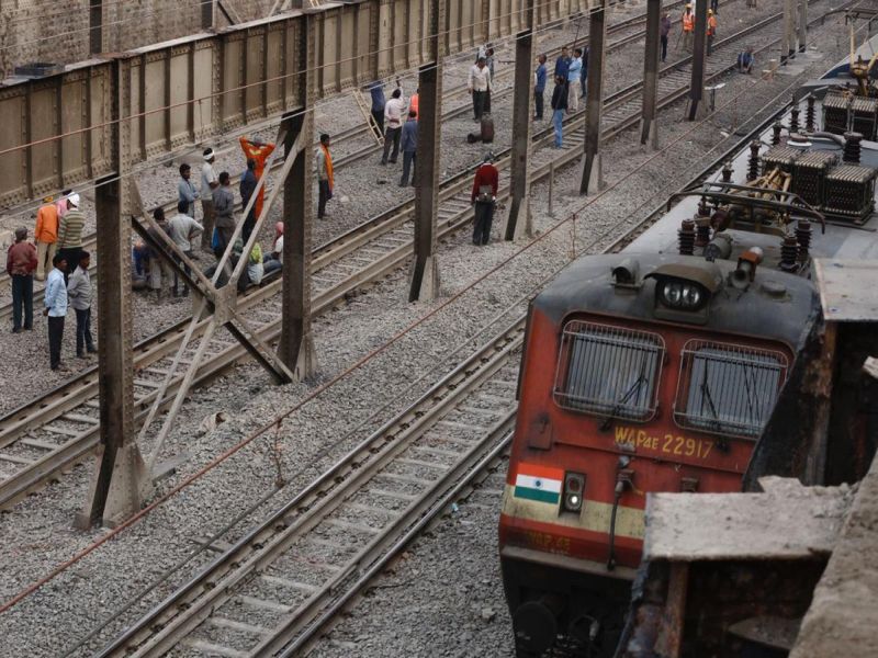 Mumbai : Western Railway's work has been completed, 11 hours for dismantling the Delisle ROB over the tracks | पश्चिम रेल्वेवरील काम विक्रमी वेळेत पूर्ण, पहिली एक्स्प्रेस लोअर परळहून रवाना