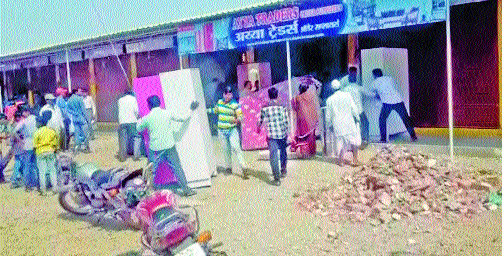 Shopkeepers in Akkalkot put 800 people in possession of two crores | अक्कलकोटमधील दुकानदाराने ८०० लोकांना घातला दोन कोटींचा गंडा