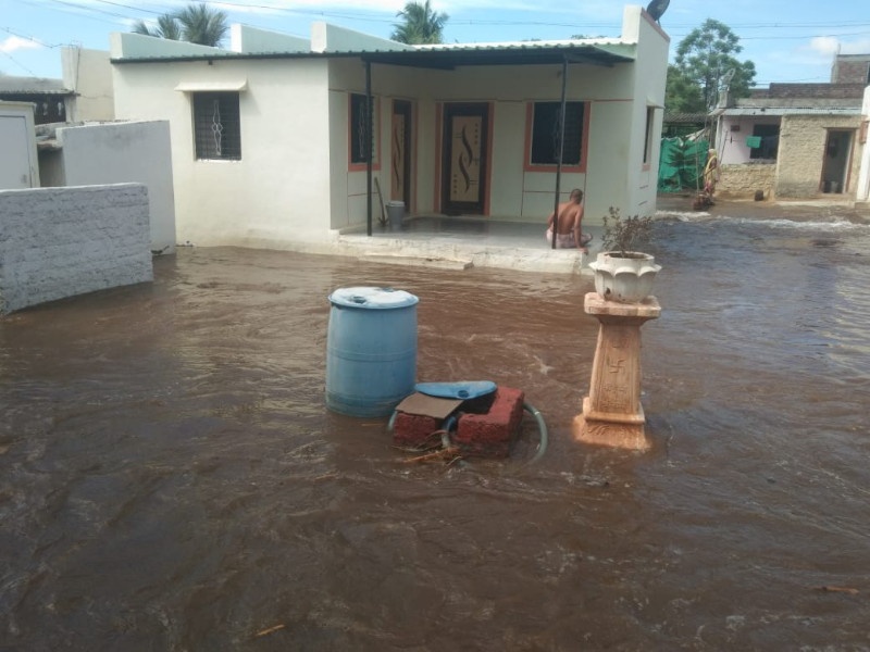 Waterways burst in Mhetrevasti in Baramati taluka Major damage due to water intrusion in the houses of citizens | बारामती तालुक्यातील शिर्सुफळ येथे जलवाहिनी फुटली; लाखो लिटर पाणी वाया