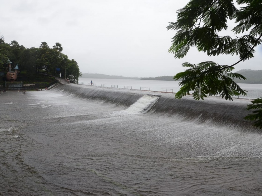 After torrential rains, Vihar Lake in Mumbai started overflowing | मुसळधार पावसानंतर मुंबईतील विहार तलाव भरुन वाहू लागला