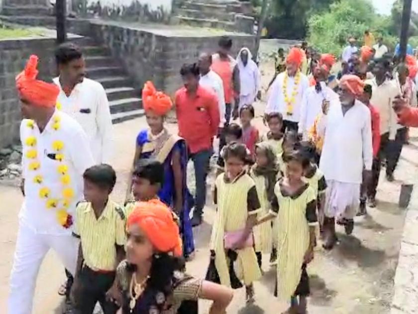 A unique honor on Teacher's Day, teachers are praised by the villagers by taking out a procession | शिक्षकदिनी अनोखा सन्मान, वाजतगाजत मिरवणूक काढत शिक्षकांचे ग्रामस्थांकडून कौतुक