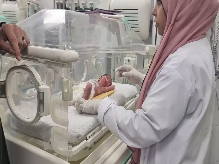 Israel airstrike in Rafah, a pregnant woman also died, doctors saved the baby | हल्ल्यात आईचा मृत्यू अन् ‘ती’चा जगण्याचा संघर्ष; तातडीने शस्त्रक्रिया केल्यानं वाचला जीव