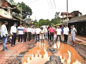 Inspection of Banda-Dagway road, assurance of immediate repair | बांदा-डेगवे रस्त्याची पाहणी, त्वरित डागडुजीचे आश्वासन