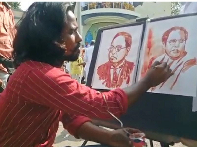 Painter's unique greetings by painting Babasaheb Amabedkar's drawing with his own blood | स्वतःच्या रक्ताने बाबासाहेब आंबेडकरांचे चित्र साकारून चित्रकाराचे अनोखे अभिवादन