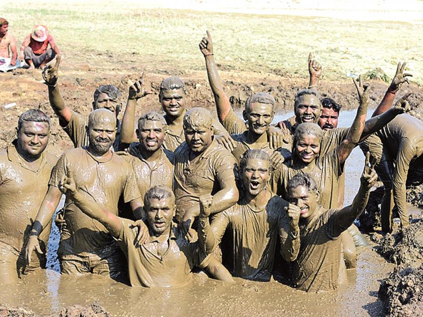 Baban's team, in the Mhase village, was painted in a clay color | म्हसे गावात चिखलाच्या रंगात रंगली ‘बबन’ची टीम