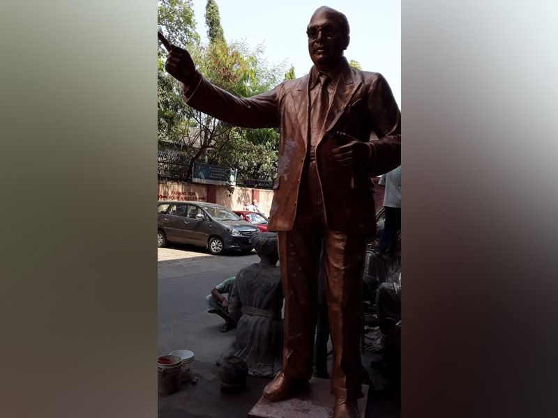 dr babasaheb ambedkar statue in shatabdi hospital kandivali | कांदिवलीच्या शताब्दी रूग्णालयात साकारला डॉ. बाबासाहेब आंबेडकरांचा पंचधातूंचा पुतळा