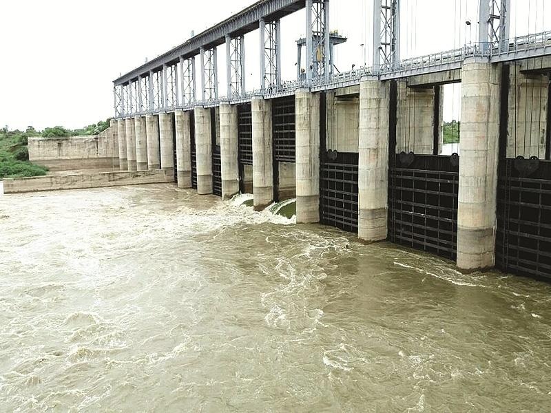 water released from Babhali dam for Telangana; The water level was at 333 meters | बाभळी बंधाऱ्यातून सोडले तेलंगणाला पाणी; पाणी पातळी आली ३३३ मीटरवर