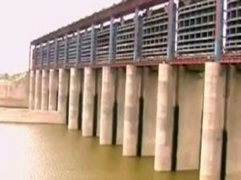 In the presence of the three-member committee, 14 doors of the Babhali Dam opened | त्रिसदस्यीय समितीची उपस्थितीत बाभळी बंधाऱ्याचे १४ दरवाजे उघडले
