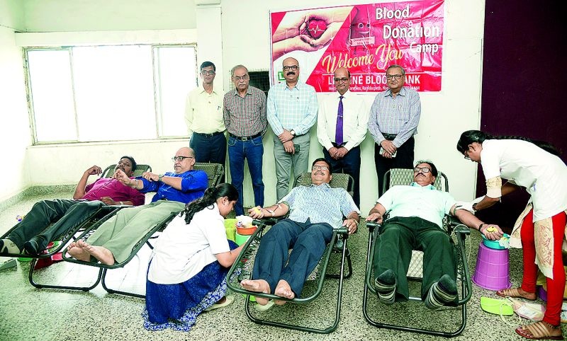 Paid homage to Babuji with donates blood in Nagpur | नागपुरात रक्तदान करून बाबूजींना वाहिली आदरांजली