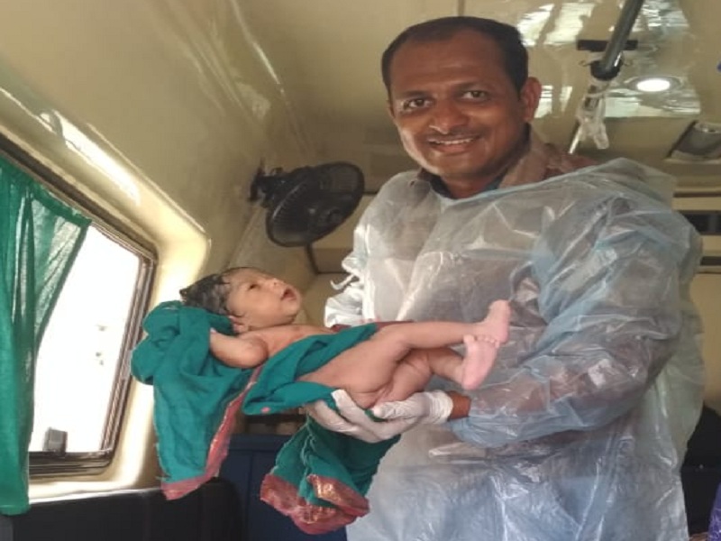 women give birth to daughter in Ambulance | रुग्णवाहिकेतच मातेने दिला कन्येला जन्म