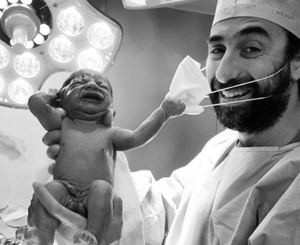 newborn baby try to remove doctors surgical mask become viral hit corona pandemic | लय भारी! जन्मताच "हे" बाळ ठरलं सुपरहिट, खास फोटो ठरला "शुभ संकेत"
