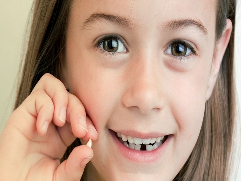 The reason behind keeping your babys lost tooth | ...म्हणून मुलांचे दूधाचे दात सांभाळून ठेवणं ठरतं फायदेशीर!