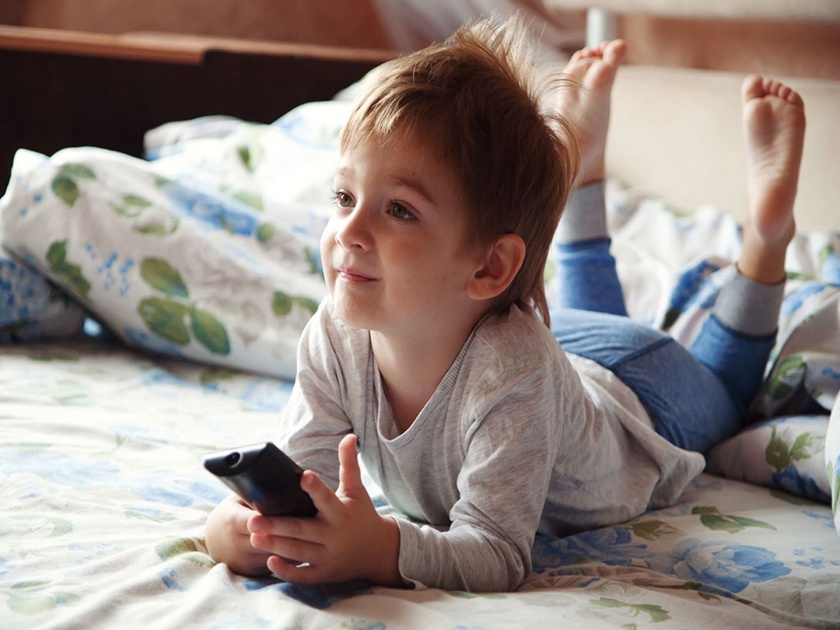 Television in bedroom hampering children growth | पर्सनल टिव्हीमुळे मुलांच्या आरोग्यावर होतात वाईट परिणाम - रिसर्च