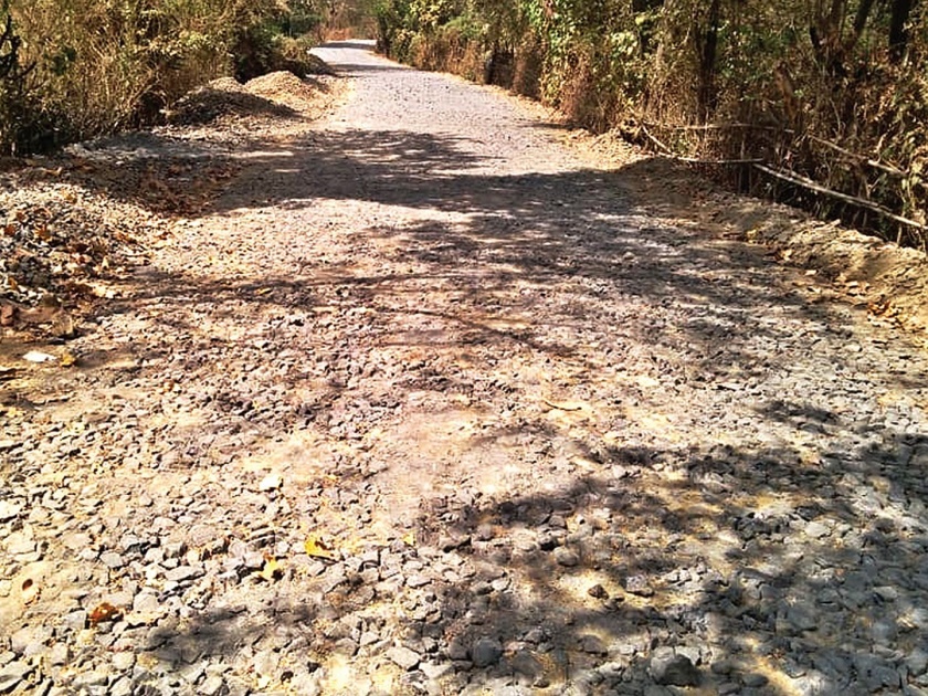 Contractual delay in contract work on Kandrebhare-Sarawali road | कांद्रेभरे-सरावली रस्त्याच्या कामात ठेकेदाराकडून दिरंगाई