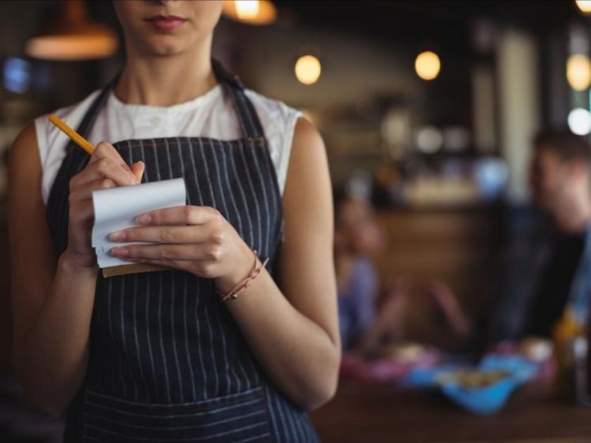 China : French maid waitress serves food to customers on knees in esports cafes | 'या' देशातील कॅफेमधील वेट्रेसच्या अश्लीलतेला विरोध, करतात असं काही वाचून बसेल धक्का!