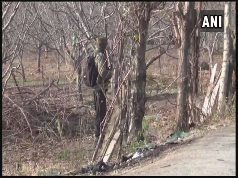 encounter between security forces and terrorists in budgam | जम्मू-काश्मीर; बडगाम सेक्टरमध्ये दहशतवाद्यांना सुरक्षारक्षकांनी घेरलं, चार दहशतवाद्यांचा खात्मा