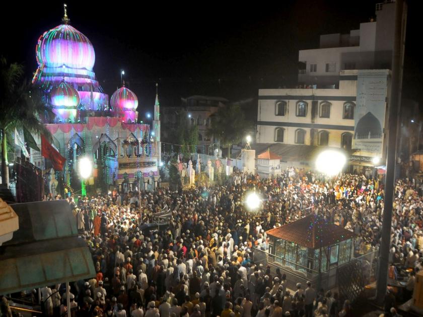 38 9th Sandal: Sadiqshah Hussaini's huge dargah led to the rush of devotees | ३८९वा संदल : सादिकशाह हुसेनी यांच्या बडी दर्ग्यात भाविकांची उसळली गर्दी