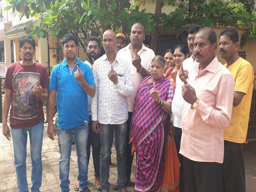 Maharashtra Election 2019 family cast its vote after immersing ashes in badlapur | महाराष्ट्र निवडणूक २०१९: अस्थी विसर्जन करून कुटुंब पोहोचलं मतदानाला