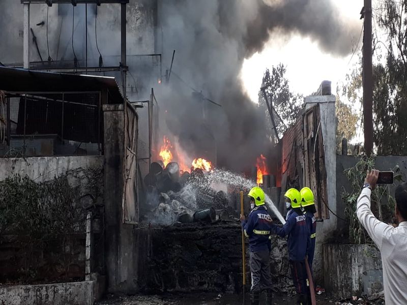 massive fire breaks out in chemical company badlapur | Video - बदलापूरमध्ये केमिकल कंपनीला भीषण आग