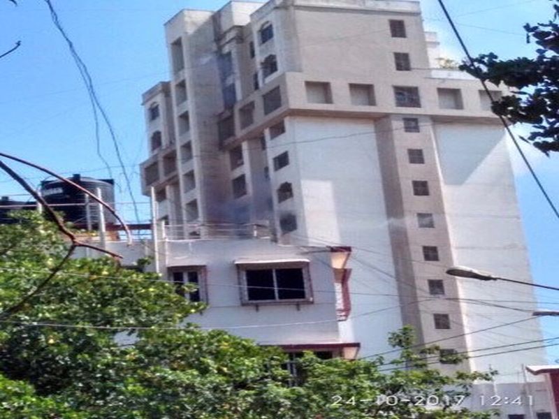 Fire on the west side of Bandra, on the 13th floor, took place | वांद्रे पश्चिमेकडील इमारतीच्या तेराव्या मजल्यावर लागलेली भीषण आग आटोक्यात