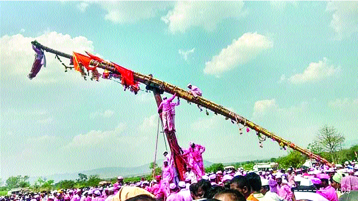 Bad travels in the presence of thousands of devotees: crowd to see Bawdynath | हजारो भाविकांच्या उपस्थितीत बगाड यात्रा :बावधनला बगाड पाहण्यासाठी गर्दी