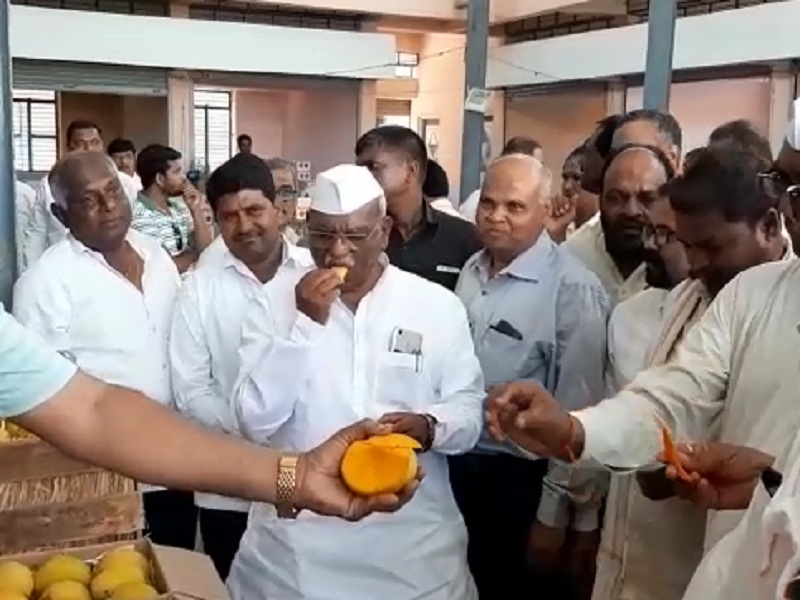 Vidhansabha speaker Haribhau bagade taste mango in the Mango Festival at Aurangabad | आंबा महोत्सवात विधानसभा अध्यक्षांनी चाखली आंब्याची चव