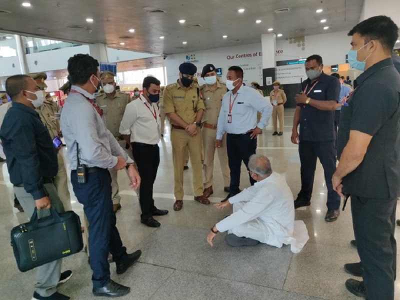cm bhupesh baghel sat on ground at lucknow airport after stopped for going to lakhimpur | मुख्यमंत्र्यांना लखीमपूरला जाण्यास रोखलं, विमानतळावर जमिनीवर बसून नोंदवला निषेध