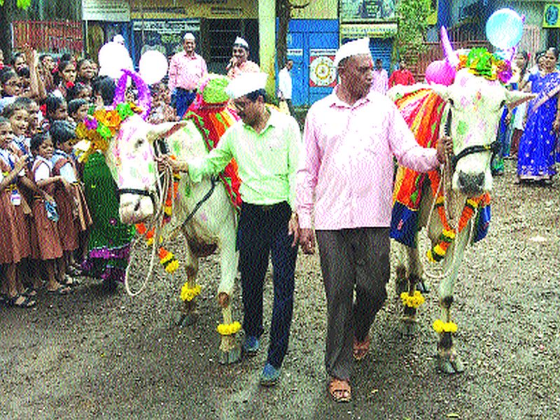 Dombivali schools celebrated with a hustle | डोंबिवली शाळांमध्ये पोळा उत्साहात साजरा