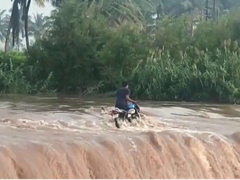 Attempts to take a two-wheeler out of the flood water, Bicyclist briefly rescued | पुराच्या पाण्यातून दुचाकी नेण्याचा प्रयत्न नडला, दुचाकीस्वार थोडक्यात बचावला