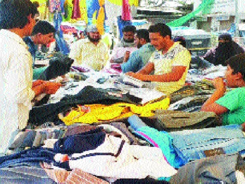 This is a unique market of poor people; Hundreds of millions of turnover from 'Hamada's Sunday shopping' | हा आहे गरिबांचा निराला बाजार; येथे हमालांच्या 'संडे शॉपिंग'मधून होते लाखोची उलाढाल  