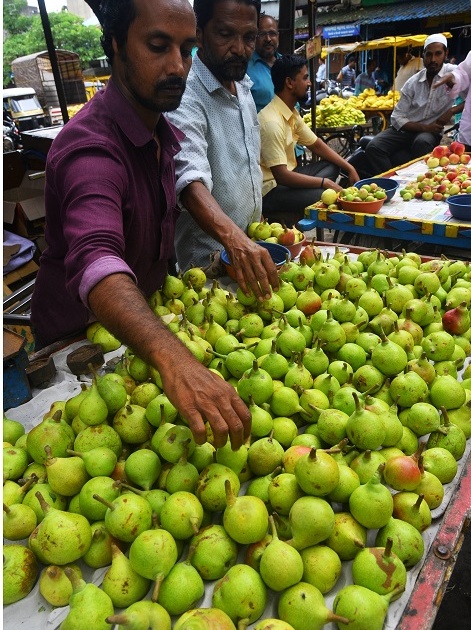 Fruit deals only after vegetables in the market committee | बाजार समितीत भाजीपाल्यानंतरच फळांचे सौदे