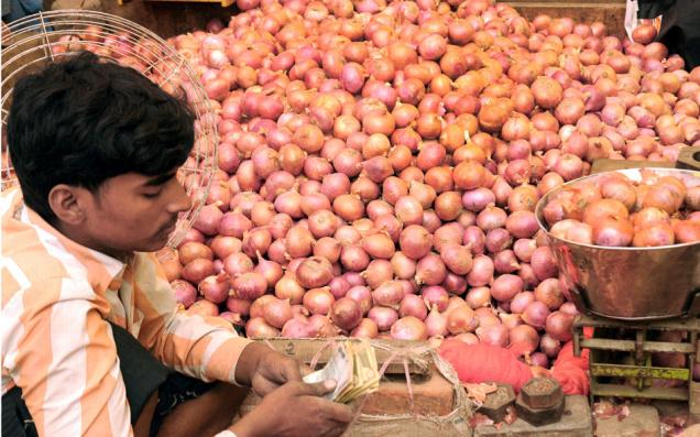 Nashik Agriculture Produce Market Committee Gundraj again? | नाशिक कृषी उत्पन्न बाजार समितीत पुन्हा गुंडाराज?