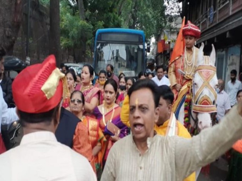 Five people, including the president of the Brahmin Federation in Pune, have been charged; Bajirao Peshwa's procession taken out without permission | पुण्यातील ब्राहमण महासंघाच्या अध्यक्षांसहीत पाच जणांवर गुन्हा दाखल; विनापरवानगी काढली बाजीराव पेशवेंची मिरवणूक