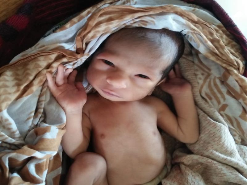 1-day new born baby found in the truck | १ दिवसाचे नवजात बाळ  ट्रकमध्ये सापडले 