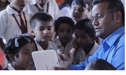  Self-purchased laptop for students - Balaji Jadhav: With the help of thousands of teachers creating teachers, Google honored teachers got teachers - special teachers special | विद्यार्थ्यांसाठी स्वत: विकत घेतला लॅपटॉप--बालाजी जाधव : हजारो तंत्रस्नेही शिक्षक घडविण्याबरोबरच गुगल सन्मानित शिक्षकाचा मिळाला मान-शिक्षक दिनविशेष