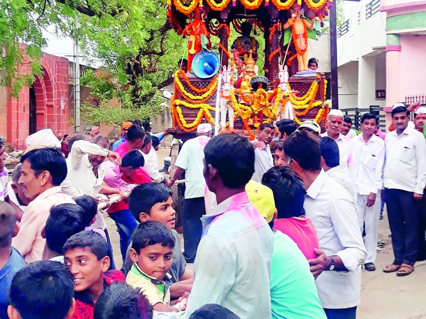 Promoting chariot procession in Parolola taluka, Mahalpur | पारोळा तालुक्यातील महाळपूर येथे रथ मिरवणूक उत्साहात