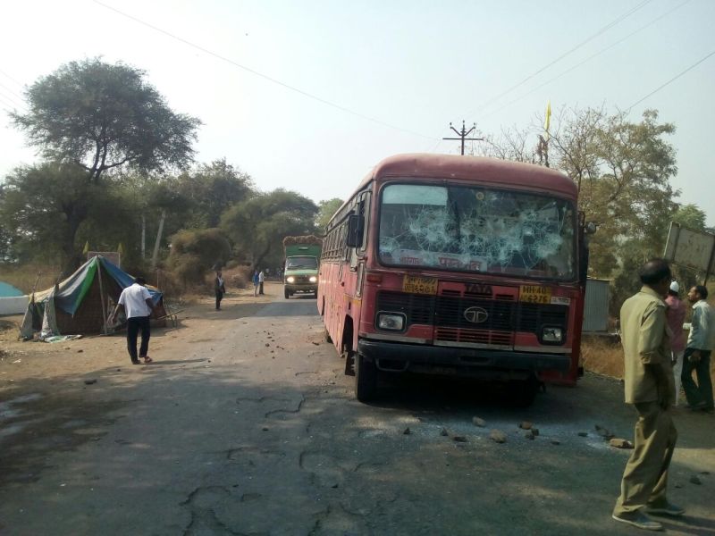 Akola: Storm pellet at ST bus in Lohhar in Balapur taluka; Four passengers injured | अकोला : बाळापूर तालुक्यातील लोहार्‍यात एसटी बसवर दगडफेक; चार प्रवासी जखमी