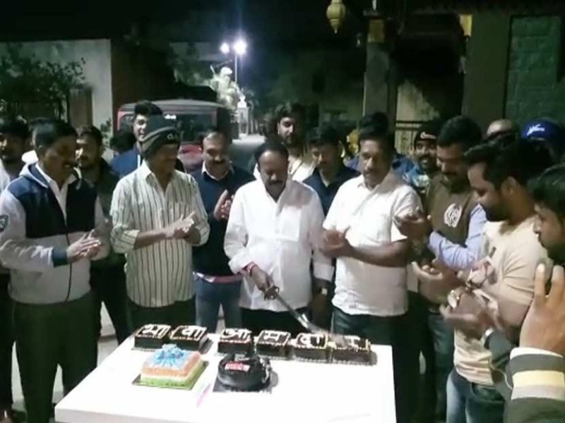Shiv Sena's officers in problem due to cutting cake with sword | तलवारीने केक कापणे शिवसेनेच्या पदाधिकाऱ्याला भोवले 