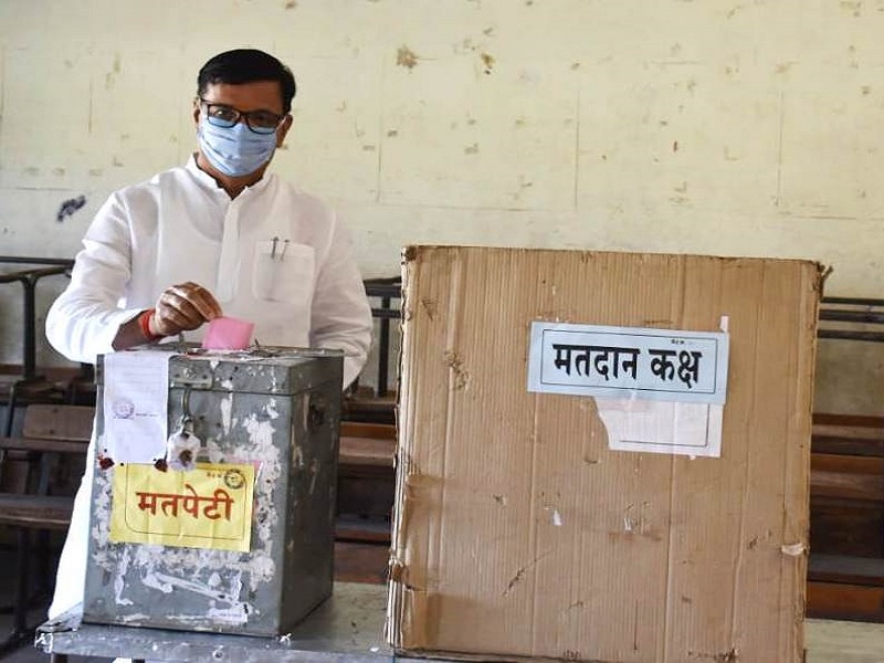 Spontaneous voting for Ahmednagar District Co-operative Bank | अहमदनगर जिल्हा सहकारी बँक निवडणुकीसाठी उत्स्फूर्तपणे मतदान