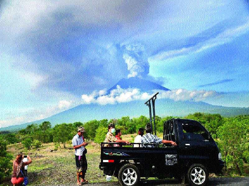 Indonesia: Shifting 1.5 million people due to volcanic eruptions | इंडोनेशिया : ज्वालामुखी फुटण्याच्या भीतीने दीड लाख लोकांचे स्थलांतर