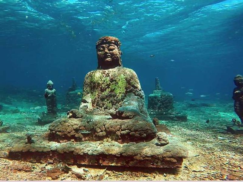 Bali underwater temple must visit destination | इथे बघा समुद्राखाली बुडालेलं सुंदर मंदिर, स्कूबा डायविंग शौकिनांसाठी खास ठिकाण!